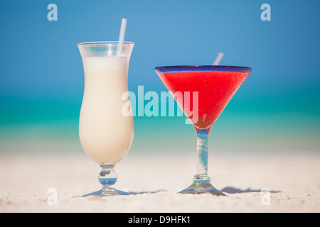 zwei Cocktails: Pina Colada und Margarita am weißen Sandstrand Stockfoto