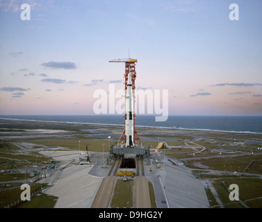 High-Angle-Blick auf das Apollo 8 Raumfahrzeug auf der Startrampe. Stockfoto