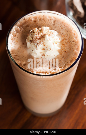 Reichhaltige und cremige Schokolade Milchshake mit Schlagsahne Stockfoto