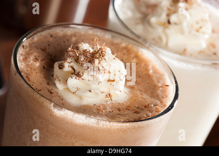 Reichhaltige und cremige Schokolade Milchshake mit Schlagsahne Stockfoto