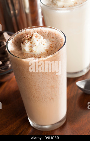 Reichhaltige und cremige Schokolade Milchshake mit Schlagsahne Stockfoto