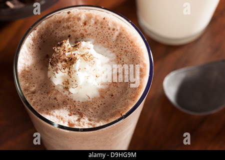 Reichhaltige und cremige Schokolade Milchshake mit Schlagsahne Stockfoto