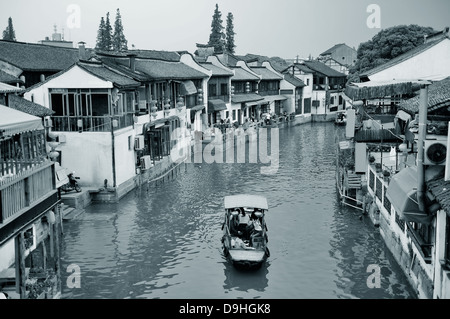 Shanghai-Zhujiajiao-Stadt mit historischen Gebäuden über Fluss in schwarz / weiß Stockfoto