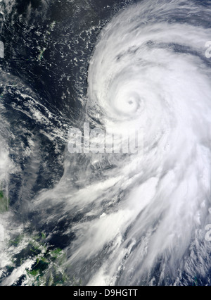 24. August 2012 - Taifun Bolaven mit einem klar definierten Auge und Spiralarme nordöstlich der Philippinen. Stockfoto