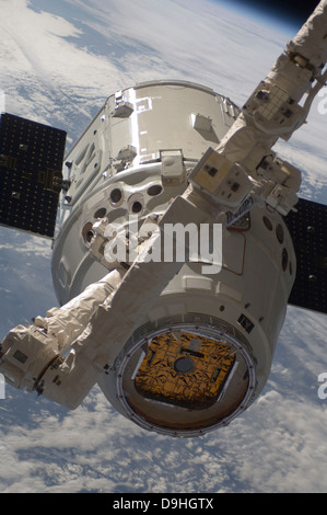 Das SpaceX Dragon kommerzielle Fracht Handwerk während Operationen mit Canadarm2 zu kämpfen. Stockfoto