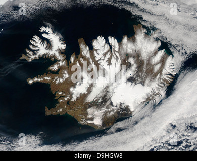 20. Mai 2012 - Satelliten-Blick auf Island, umgeben von einem Halo aus Wolken im späten Frühling. Stockfoto