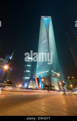 World Financial Center in Pudong (SWFC) in der Nacht Stockfoto