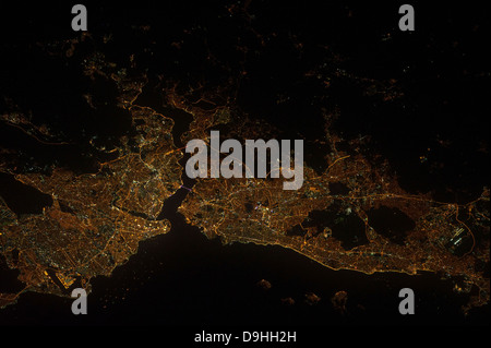 Eine nächtliche Aussicht auf Istanbul, Türkei. Stockfoto