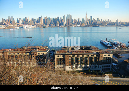 Hudson River mit Skyline von New York City und Boote von New Jersey betrachtet. Stockfoto