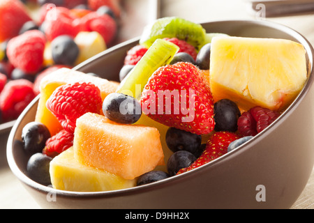 Bio Obstsalat auf einem Teller Stockfoto