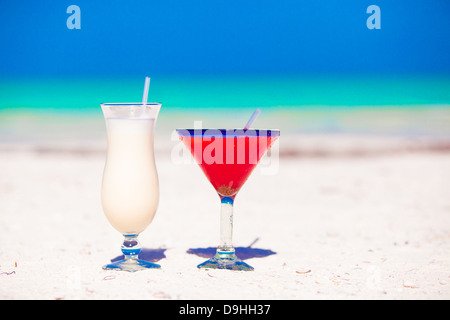 zwei Cocktails: Pina Colada und Strawberry Margarita am weißen Sandstrand Stockfoto
