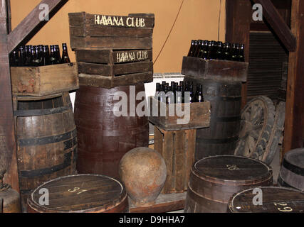 Rum der Marke "Havanna Club" wird in Flaschen und Fässern in das rum-Museum in Havanna, Kuba, 10. April 2013 gespeichert. Foto: Peter Zimmermann Stockfoto