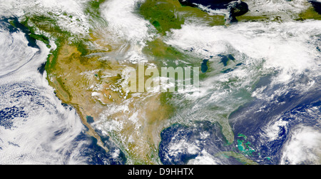 Satelliten-Ansicht von Nord-Amerika mit Rauch sichtbar an mehreren Standorten. Stockfoto