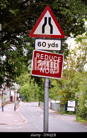 Maidstone, Kent, England. Reduzieren Sie die Geschwindigkeit jetzt Zeichen als Straße verengt, Brücke Stockfoto