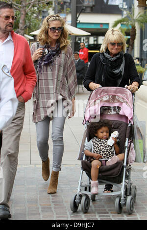 Heidi Klum mit ihrer Mutter Erna Klum und Tochter Lou Sulola Samuel genießen einen Tag im The Grove in West Hollywood Los Angeles, Kalifornien - 19.03.11 Stockfoto