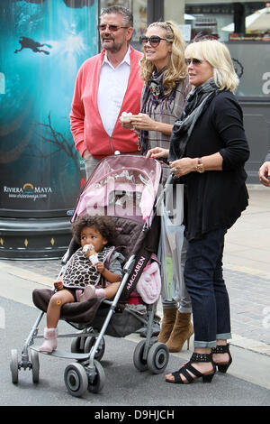 Heidi Klum und Tochter Lou Sulola Samuel, mit Guentehr Klum Vater und Mutter Erna Klum genießen einen Tag im The Grove in West Hollywood Los Angeles, Kalifornien - 19.03.11 Stockfoto