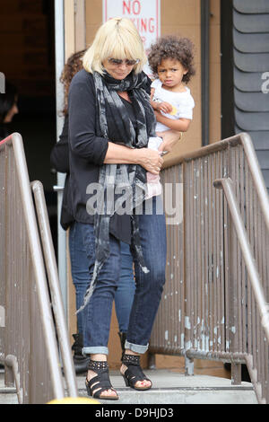 Erna Klum und Enkelin Lou Sulola Samuel genießen einen Tag im The Grove in West Hollywood Los Angeles, Kalifornien - 19.03.11 Stockfoto