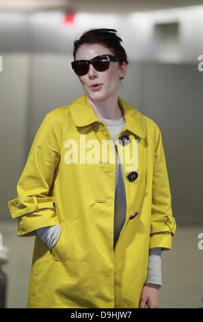 Bryce Dallas Howard Ankunft am LAX Flughafen auf einem Flug von New York City, Los Angeles, Kalifornien - 19.03.11 Stockfoto