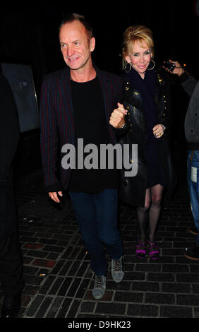 Sting, richtiger Name Gordon Sumner, und Frau Trudie Styler außerhalb der Box Nachtclub und Kabarett in Soho London, England - 19.03.11 Stockfoto