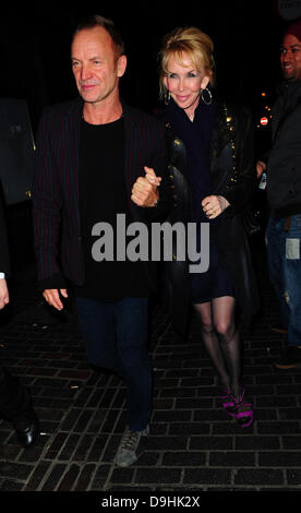 Sting, richtiger Name Gordon Sumner, und Frau Trudie Styler außerhalb der Box Nachtclub und Kabarett in Soho London, England - 19.03.11 Stockfoto