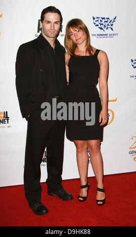 Sam Witwer und Sarah Allen 25. Jahrestag Genesis Awards statt auf das Hyatt Regency Century Plaza Hotel - Ankunft Los Angeles, Kalifornien - 19.03.11 Stockfoto