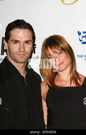 Sam Witwer und Sarah Allen 25. Jahrestag Genesis Awards statt auf das Hyatt Regency Century Plaza Hotel - Ankunft Los Angeles, Kalifornien - 19.03.11 Stockfoto