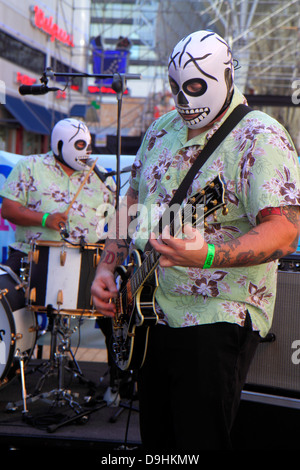 Las Vegas Nevada, Downtown, Fremont Street Experience, die Fink Bombs, Rock & Roll, Band, Totenkopf, Masken, kostenlose Unterhaltung, E-Gitarre, Schlagzeug, Musiker, NV13 Stockfoto