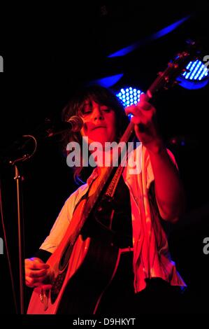 Emma Gillespie führt aka Emmas Phantasie bei Glee Club. Birmingham, England - 20.03.11. Stockfoto