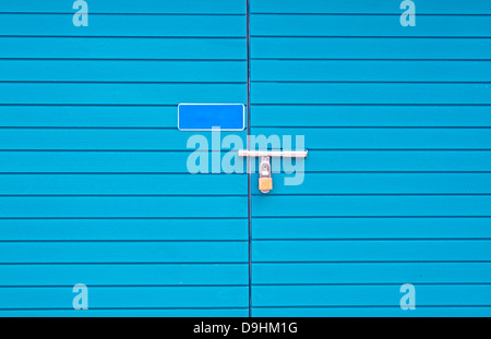 Tastensperre auf Holz Tür blau Sicherheit. Stockfoto