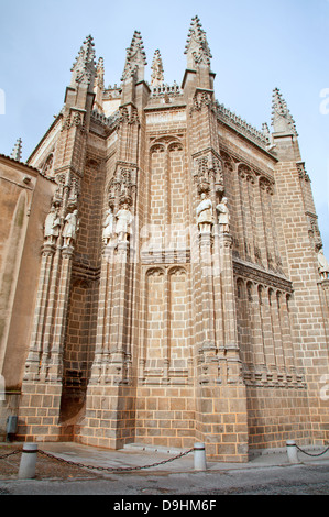 TOLEDO - März 8: Ostfassade des Monasterio San Juan de Los Reyes oder Kloster des Heiligen Johannes der Könige Stockfoto