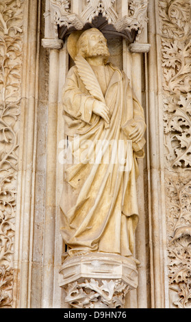 TOLEDO - März 8: Johannes der Evangelist Statue vom Atrium des Monasterio San Juan de Los Reyes Stockfoto