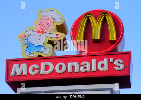 Las Vegas Nevada, Sahara Avenue, McDonald's, Burger, Hamburger, Fast Food, Restaurants, Restaurants, Restaurants, Cafés, Außenansicht, Neonschild, NV130329117 Stockfoto