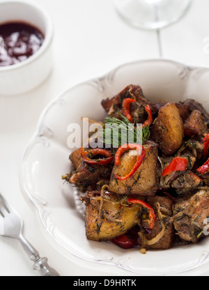 Georgische Küche: Ojakhuri - Schweinefleisch mit Kartoffeln und Gewürzen auf einem weißen Teller. Stockfoto