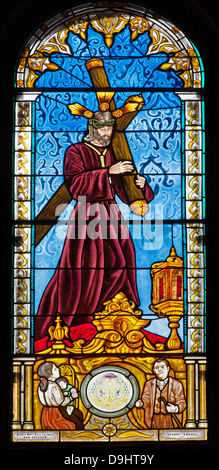 MADRID - März 10: Jesus Christus unter Kreuz von Fensterscheibe Kirche San Jerónimo el Real am 10. März 2013 in Spanien. Stockfoto