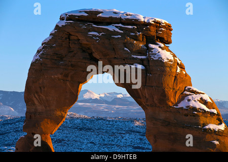 Detailansicht der Delicate Arch mit Schnee im Winter bei Sonnenuntergang, Arches-Nationalpark, Utah, Vereinigte Staaten von Amerika Stockfoto