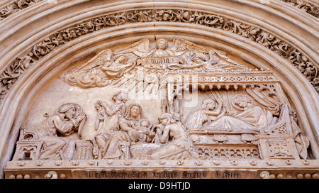 MADRID - 9. März: Detail der Krippe vom Hauptportal der gotischen Kirche San Jerónimo el Real am 9. März 2013 in Madrid. Stockfoto