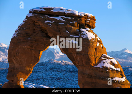 Detailansicht der Delicate Arch mit Schnee im Winter bei Sonnenuntergang, Arches-Nationalpark, Utah, Vereinigte Staaten von Amerika Stockfoto