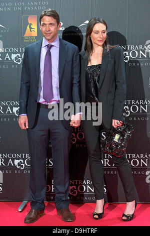 Dougray Scott und Frau, Claire Forlani bei der spanischen Premiere von "Es Be Dragons", im Capitol Kino. Madrid, Spanien - 23.03.11 Stockfoto