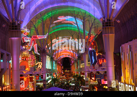 Las Vegas, Nevada, Downtown, Fremont Street Experience, Fußgängerzone, Einkaufspassage, Nachtleben nach Einbruch der Dunkelheit, Neonschilder, Viva Vision Baldachin, Lichtshow Stockfoto