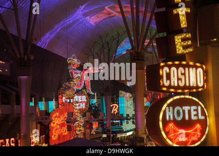 Las Vegas, Nevada, Downtown, Fremont Street Experience, Fußgängerzone, Einkaufspassage, Nachtleben nach Einbruch der Dunkelheit, Neonschilder, Viva Vision Baldachin, Lichtshow Stockfoto