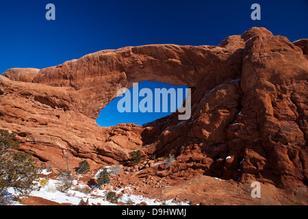 Fenster "Norden" mit Schnee auf dem Boden an einem Wintermorgen, Arches-Nationalpark, Utah, Vereinigte Staaten von Amerika Stockfoto