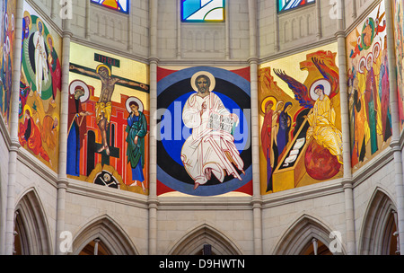 MADRID - März 10: Moderne Fresken im Presbyterium von Santa Maria la Real De La Almudena Kathedrale Stockfoto