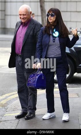 Sir Anthony Hopkins seine Frau Stella Arroyave ankommen im Ivy Restaurant in London London, England - 24.03.11 Stockfoto