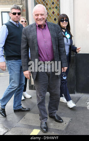 Sir Anthony Hopkins seine Frau Stella Arroyave ankommen im Ivy Restaurant in London London, England - 24.03.11 Stockfoto