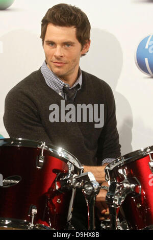 James Marsden besucht eine Fotoserie für die animierte Komödie 'Hop' in Madrid Madrid, Spanien - 24.03.11  Stockfoto