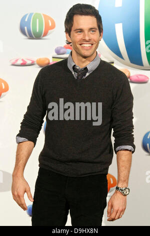 James Marsden besucht eine Fotoserie für die animierte Komödie 'Hop' in Madrid Madrid, Spanien - 24.03.11  Stockfoto