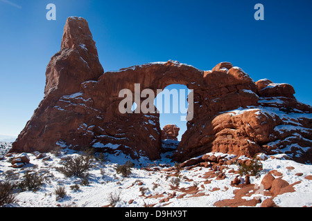 Turret Arch mit Schnee auf dem Boden an einem Wintermorgen, Arches-Nationalpark, Utah, Vereinigte Staaten von Amerika Stockfoto