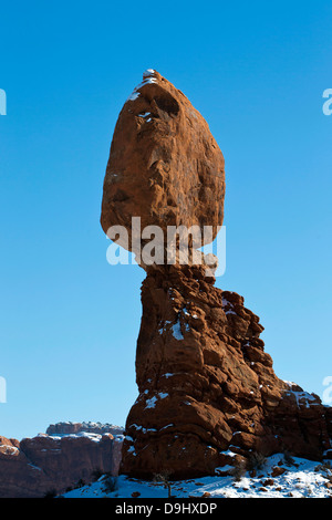 Ausgewogene Rock während einem Wintermorgen mit Schnee auf dem Boden, Arches-Nationalpark, Utah, Vereinigte Staaten von Amerika Stockfoto