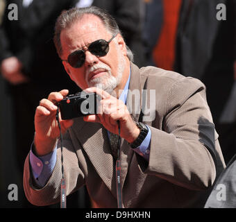 Taylor Hackford Dame Helen Mirren ist mit einer Hand und Fußabdruck Zeremonie im Grauman Chinese Theatre Los Angeles, Kalifornien - 28.03.11 geehrt Stockfoto