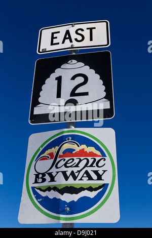 Scenic Byway Highway 12 ostwärts Zeichen, Utah, Vereinigte Staaten von Amerika Stockfoto